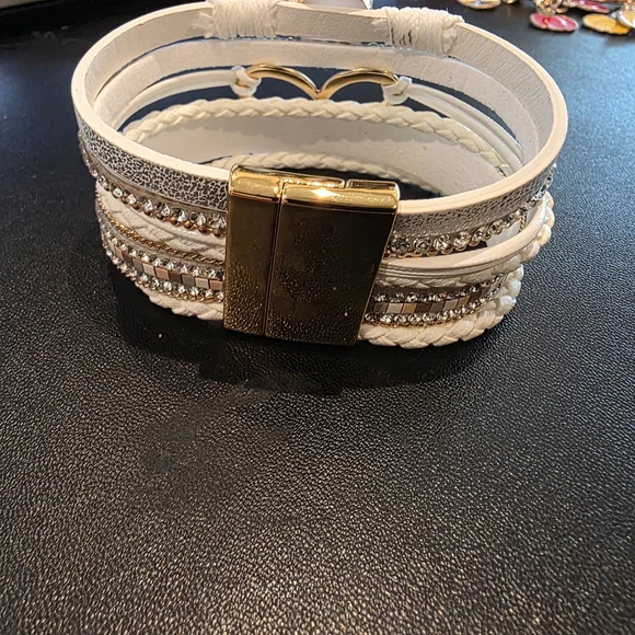 Trendy Boutique White and Gold Heart Bracelet - Picture 3 of 3